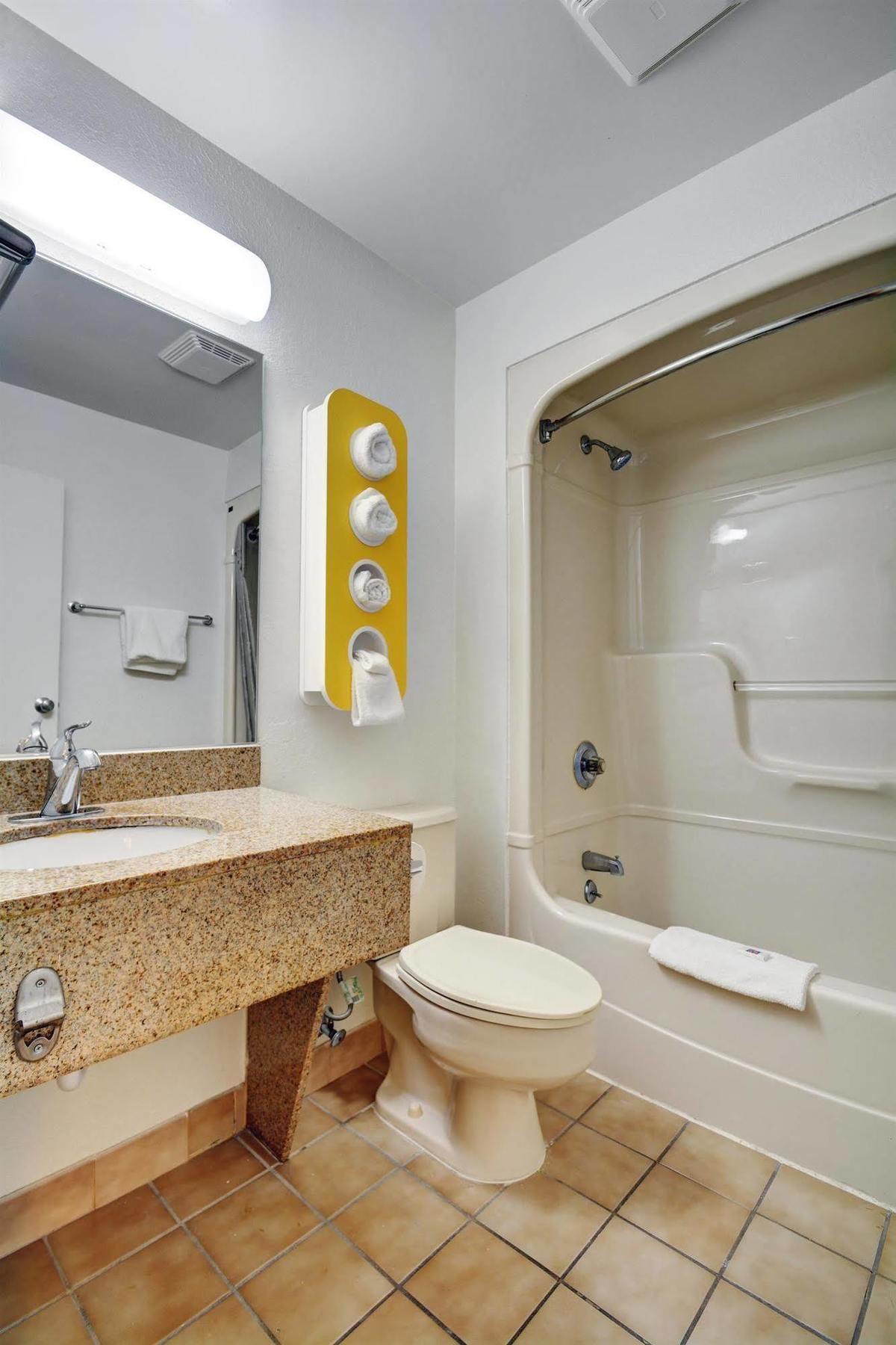 Motel 6-Newport, Ri Ngoại thất bức ảnh